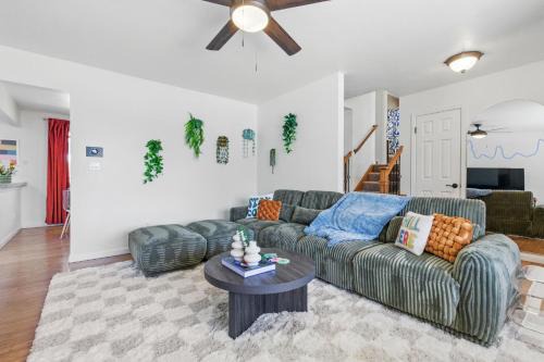 Spacious 4BD - Backyard BBQ, Fire Pit & Mini Golf in Arvada