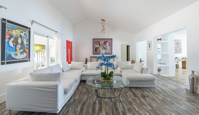 Spacious 5-bedroom villa in delightful Playa Juan Dolio with AC, WiFi