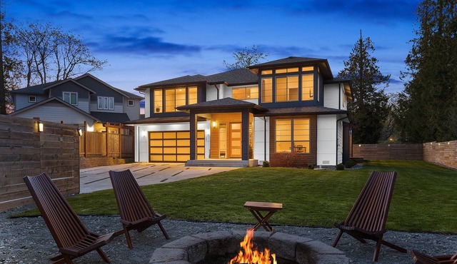 Spacious 5BR/3BA + Game room, Tacoma Home w/Covered Deck & Fireplace in Tacoma