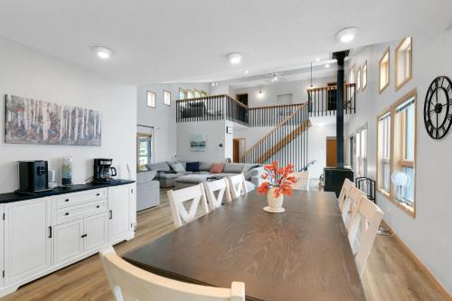Spacious 8-Br Leech Lake Retreat with Game Room in Walker