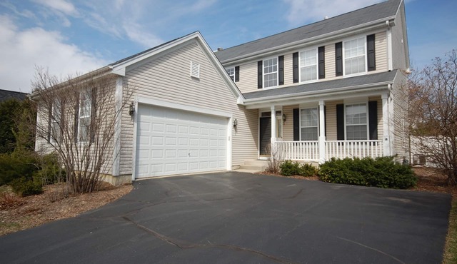 Spacious and comfortable 5 bedroom, 2 1/2 bath two miles from down town Geneva in Geneva