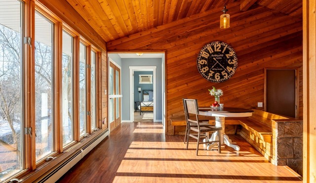 Spacious & Cozy home on The Apple River- Hiking, Tubing, Skiing, Racing, 12+ ppl in Star Prairie