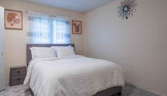 Spacious & Cozy ~ Mins to Downtown in Springfield