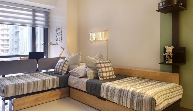Spacious Family Sleeper BGC & 84inch Cinema