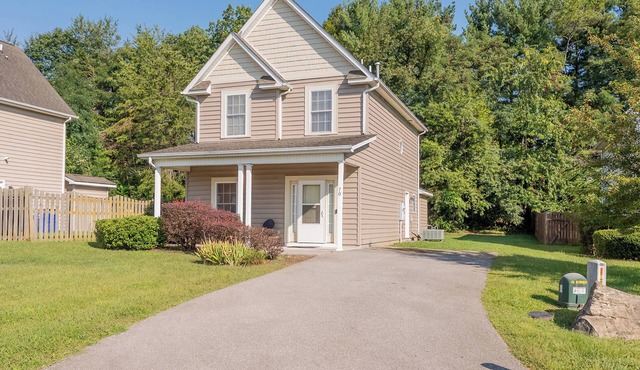 Spacious family home with multiple bedrooms, full kitchen, porch, and quaint backyard. in Christiansburg