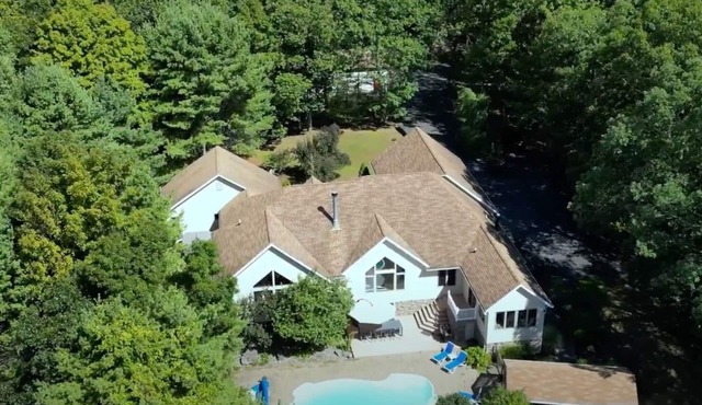 Spacious hilltop getaway on 10 acres -Gaming room, hot tub, close to all! in Kingston
