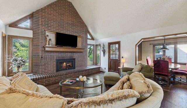 Spacious House - Fire Pit- Pool Table -Arcade Games- Sleeps up to 16 in Wichita