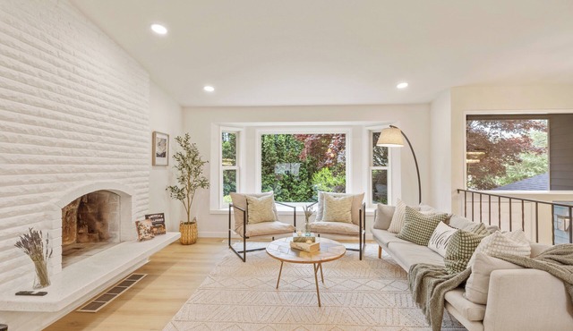 Spacious Modern Retreat w Game Room and Yard in Lynnwood