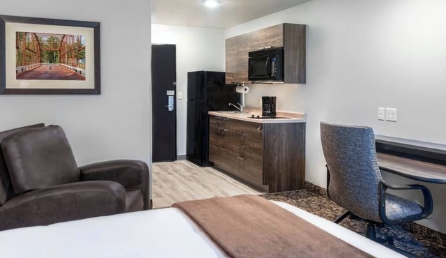 Spacious Room Perfect for Comfort Stays w/Modern Kitchen + Relaxing Ambiance in Marion County