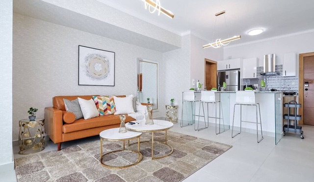 Spectacular, Centric 1BR Apt, King Bed, Pool Gym, Beautiful Social Area Near All