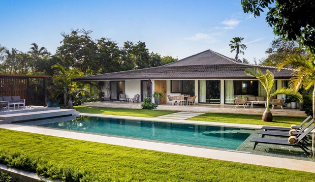Spectacular new villa 2 minutes walking distance to Minitas Beach