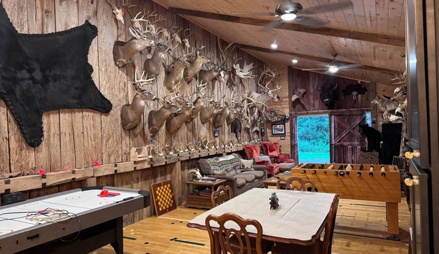 Steve’s Barn Lodge, Detroit River/Lake Erie in Flat Rock