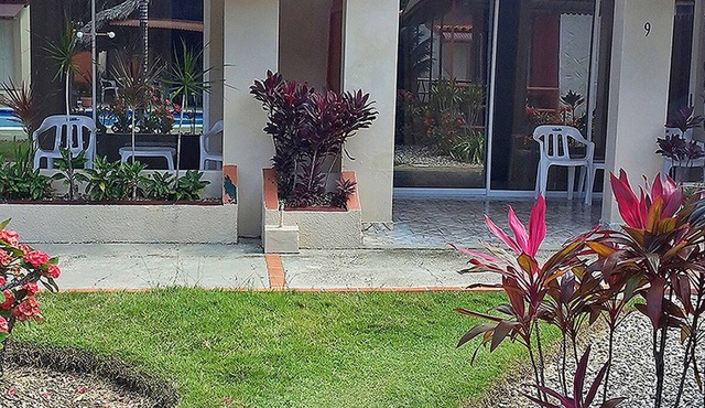 Studio with Pool/billiard/TV/WiFi/shuttle to beach/free breakfast!