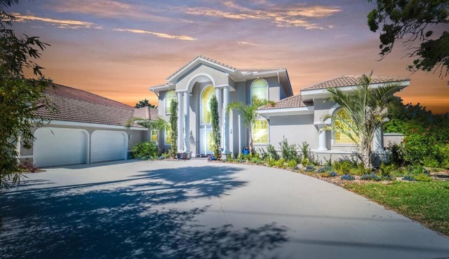Stunning 4BR Luxurious Home on River! in Ormond Beach