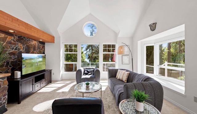 Stunning Sammamish Lake View Home near Weowna Park in Bellevue
