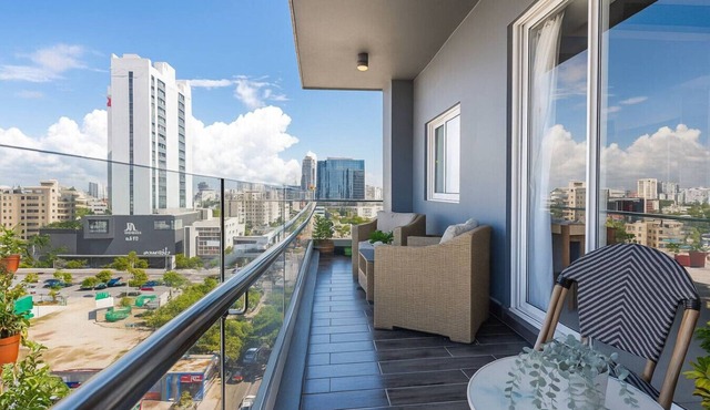 Stylish, Upscale City Center Condo, Pool & Gym
