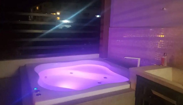 Suite. Private Jacuzzi, Near us Embassy