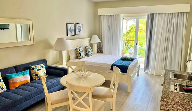 Suite with Pool & Waterpark View – Private Beach Access