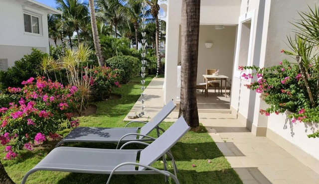 Sunset Paradise Tracadero Apartment: Sea pools access Private Garden WorkSpace