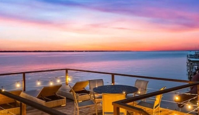 Sunset Serenity -Lakefront- HotTub - TheatreRoom - FirePit - GameRoom - BoatDock in Gun Barrel City