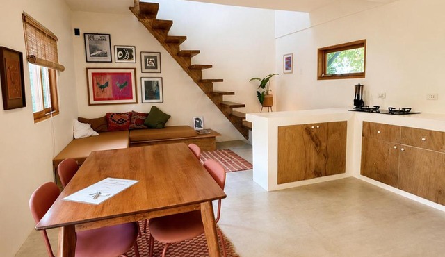 Surfer's Hideout - central two-storey HOUSE with garden & private balcony