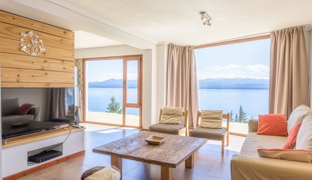 TD7 - Stunnning 3/4 Beddroom Apartment Incredible Lake Views Garden and Jacuzzi in San Carlos de Bariloche