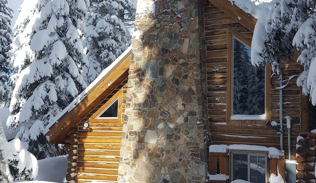 The Cozy Cabin.Walk to Brighton ski slopes! in Brighton