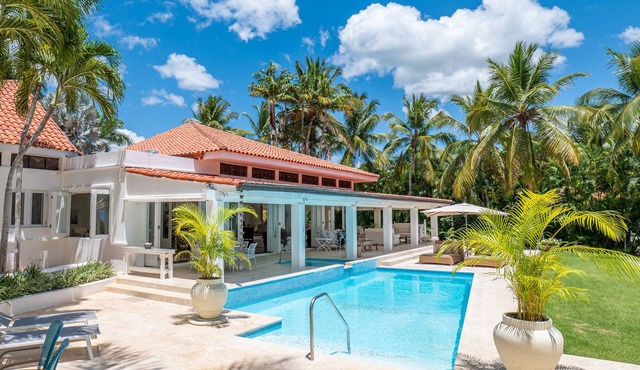 The gorgeous Villa Giraldez with a spectacular view over the Golf course
