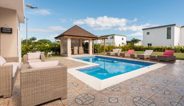 The Green Palms 5 Bedroom villa with pool/garden