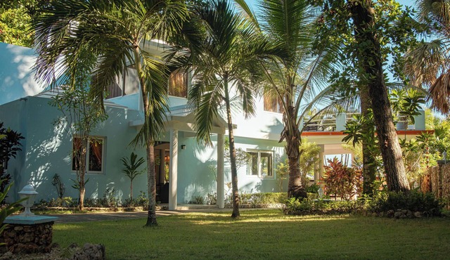 The SeaDog Inn-Spectacular Oceanfront Villa