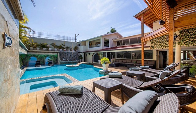 Top-class guest-friendly central villa with pool/basketball/gym/billiard/BBQ!