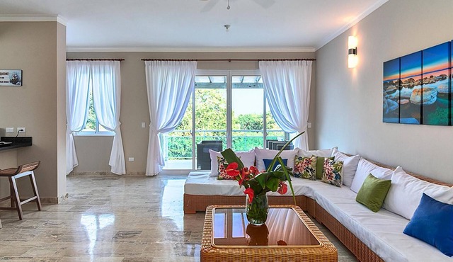 Top-floor luxury beachfront penthouse, sea views, jacuzzi on terrace!
