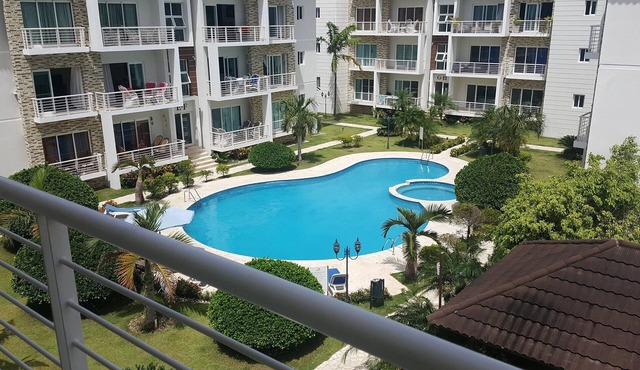 Top-floor quiet condo with large pool and garden near everything, BBQ/WiFI/TV