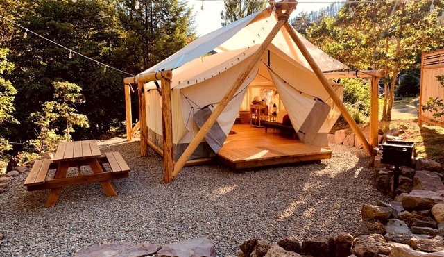 Tranquil Umpqua National Forest Accommodation Ideal for a Getaway in Oregon in Idleyld Park