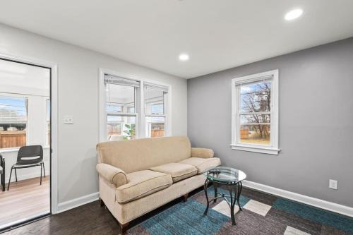 Two Dulles homes 1 price sleeps 16 w/EV parking in Centreville