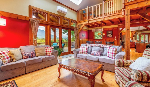 UNBELIEVABLE MOUNTAIN VIEWS! Convenient to Manchester,skiing,outlets in Sunderland