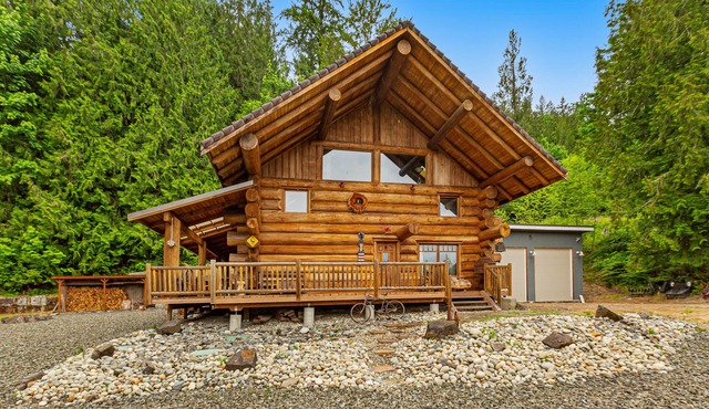 Unique mountain view log home with a wood stove, balcony, patio, & board games in Carnation