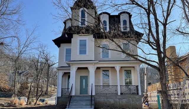 Unique Victorian Experience Near Everything in Ballwin
