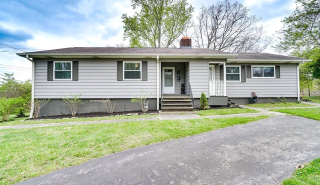 Updated Home: Central Oak Ridge Location in Oak Ridge