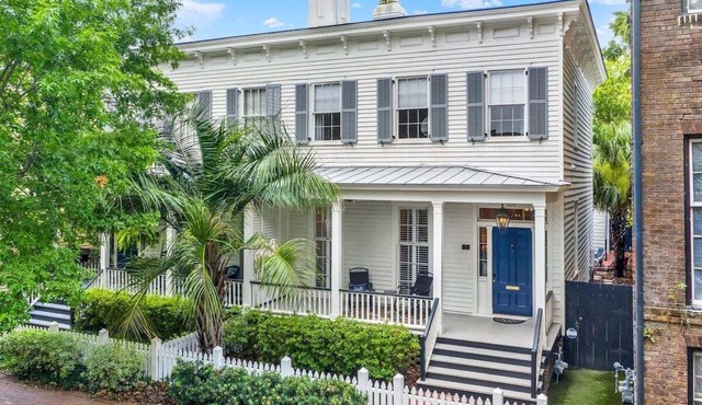 Upscale Townhome + Carriage Savannah, Near Forsyth in Savannah