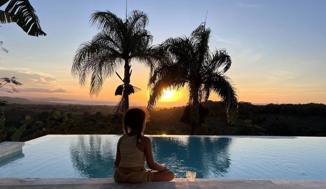 Villa Ana, 4 bdr, infinity pool with endless mountain & ocean views