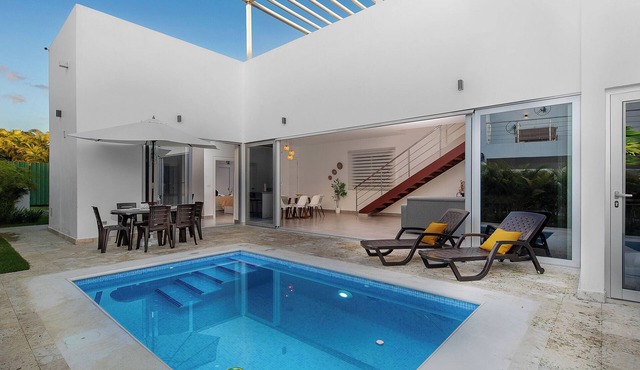 Villa in Playa Mueva Romana – Steps from Beach!
