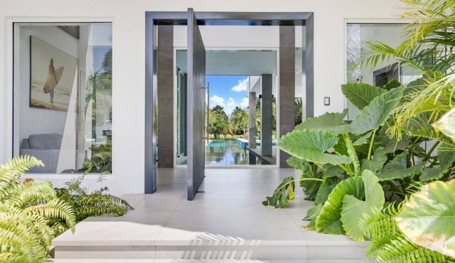 Villa Palma: Modern golf front villa, lap pool, Jacuzzi, billiards & full staff