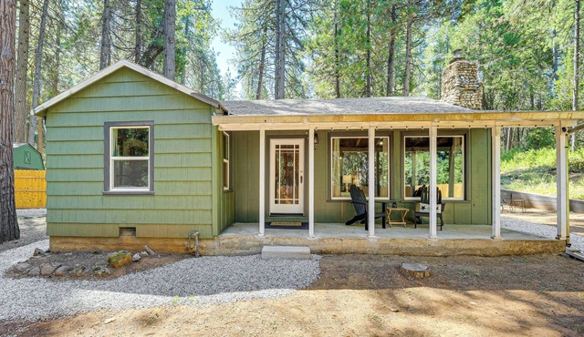 Walk to Winery: Cozy Cabin w/Fire Pit in Murphys in Murphys