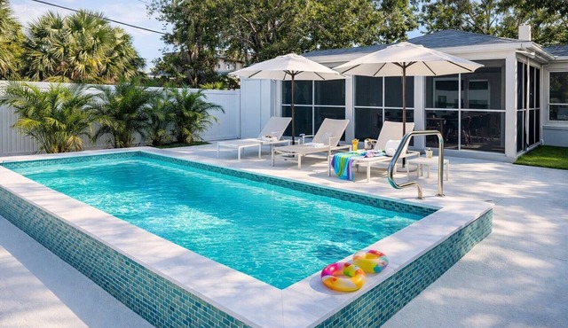 Walkable Arlington Park Retreat + Pool + Sleeps 6 in Sarasota