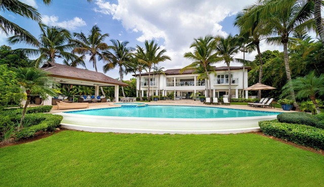 WALKING DISTANCE TO THE BEACH. Spacious 6-bedroom villa on the golf course