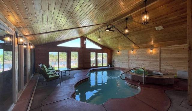 Waterfront Escape with Indoor Cedar Pool & Hot Tub-Chesapeake Bay Retreat in Hampton