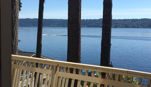 Waterfront & View-Near Seattle on Lake Sammamish in Bellevue in Bellevue