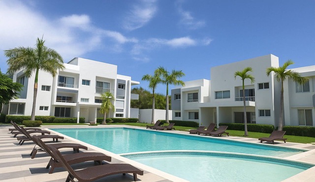 White Sand: Private Beach, Pool & Free Shuttle