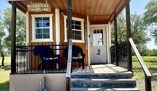 Will Bill's Hideaway Cabin- Texas Hill Country Western-themed cabin for 6 in the woods near Kerrville & Fredericksburg in Mountain home